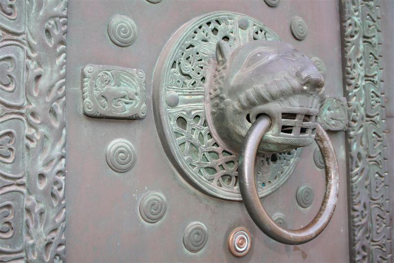 Door and access to a holiday property