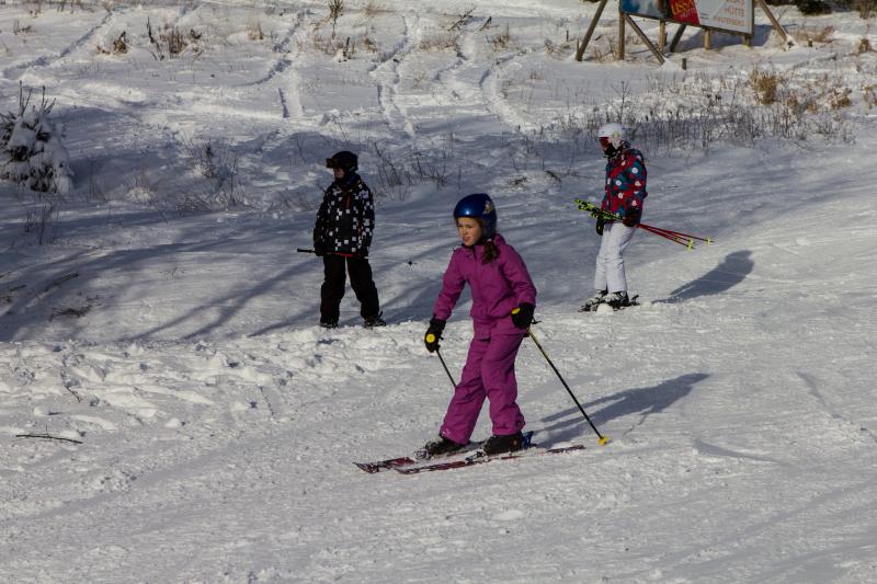 Skiers on a snowy slope in Winterberg