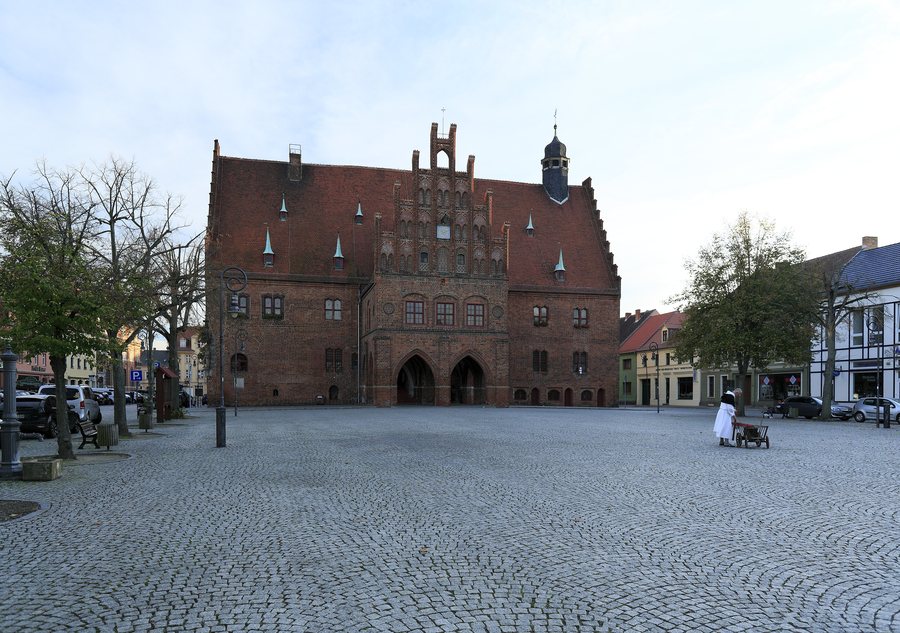 File:J37 051 Jüterbog, Markt und Rathaus.jpg