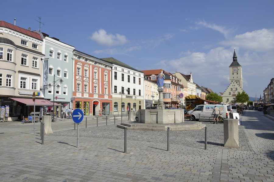 File:Stadtplatz von Deggendorf -02.JPG