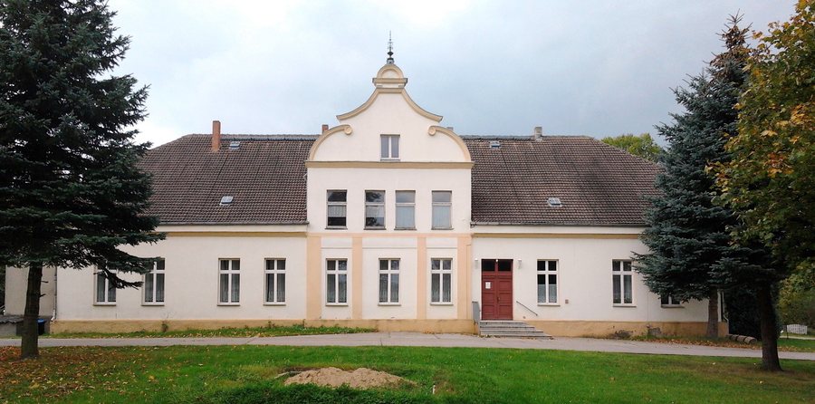 File:Pentz Herrenhaus Ostseite.jpg