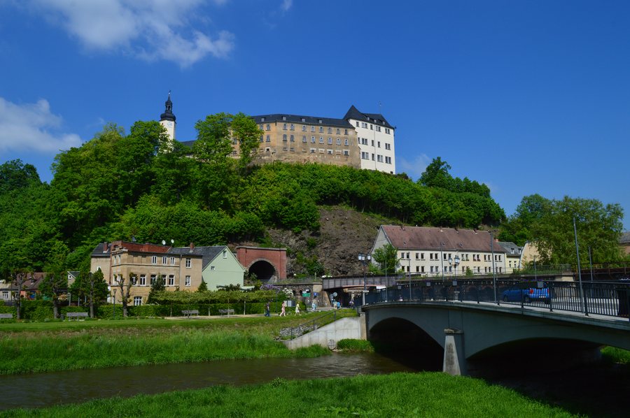 Greiz, Thuringia, Germany: View over the Weiße Elster towards Oberes Schloss