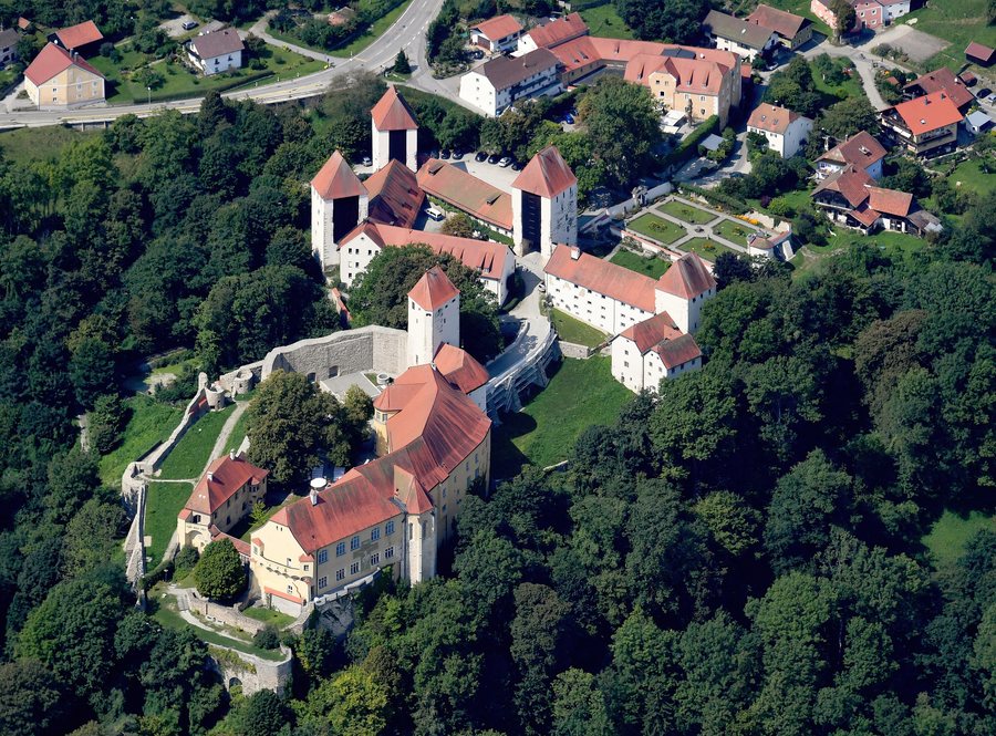 Aerial image of the Schloss Neuburg am Inn (view from the east)