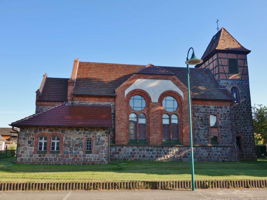 File:Dorfkirche Steinbeck (Höhenland) 2018 N.jpg