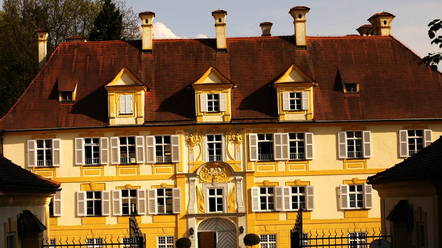 File:Schloss Frauenbühl.jpg