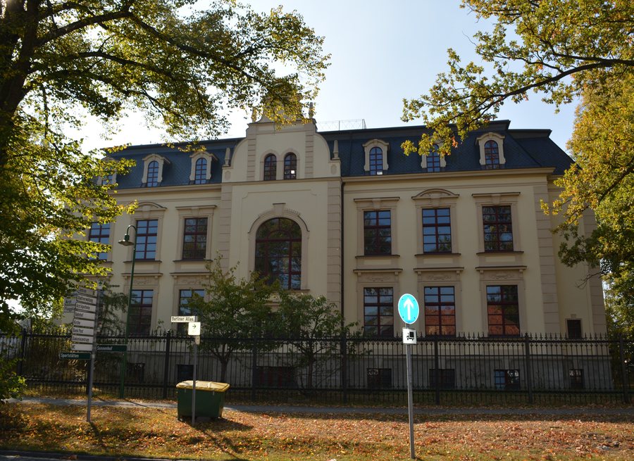 File:Werneuchen - Schloss.JPG