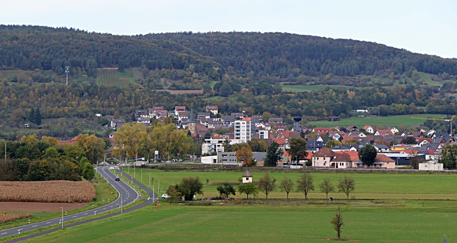 File:Elfershausen, KG - Trimberg - B 287 - Elfershausen v S.jpg