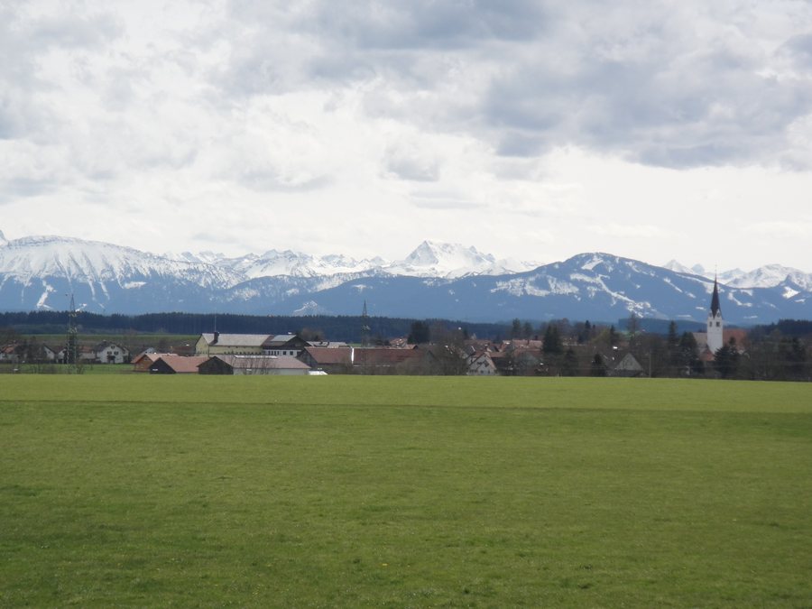 Ruderatshofen vor dem Alpenpanorama