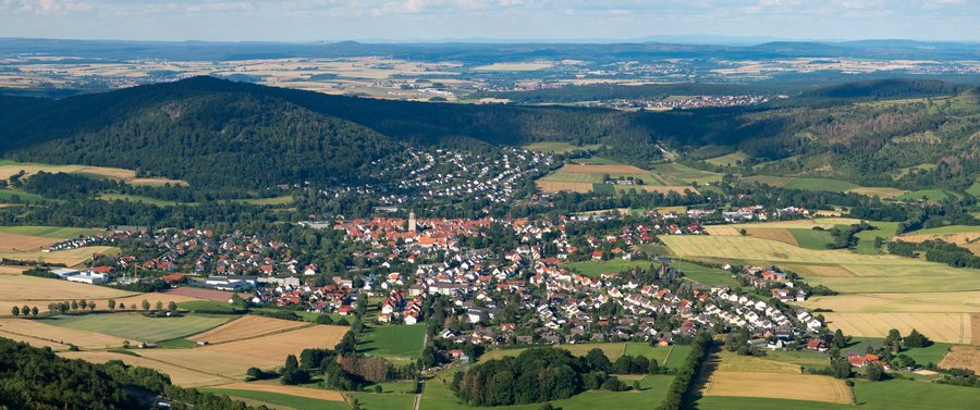 File:Zierenberg mit Brocken.jpg
