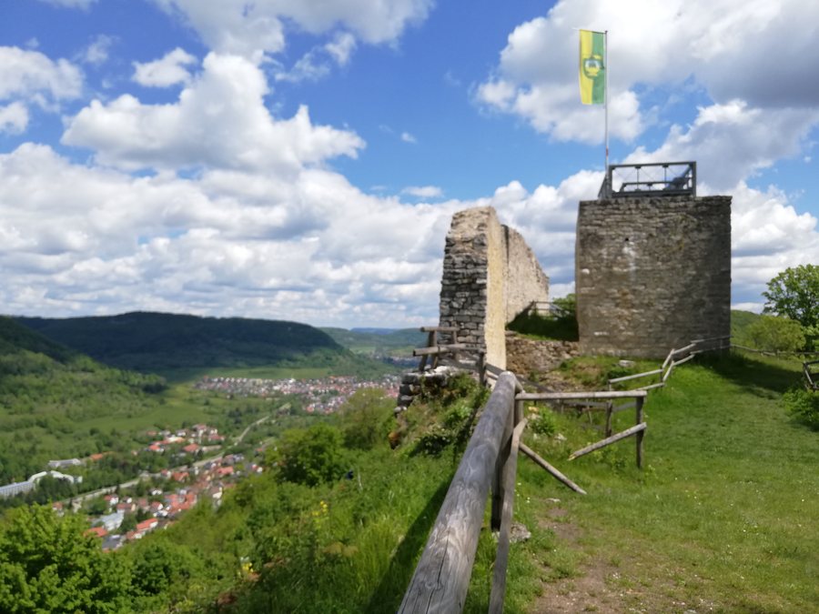 File:Bad Ditzenbach, Hiltenburg.jpg