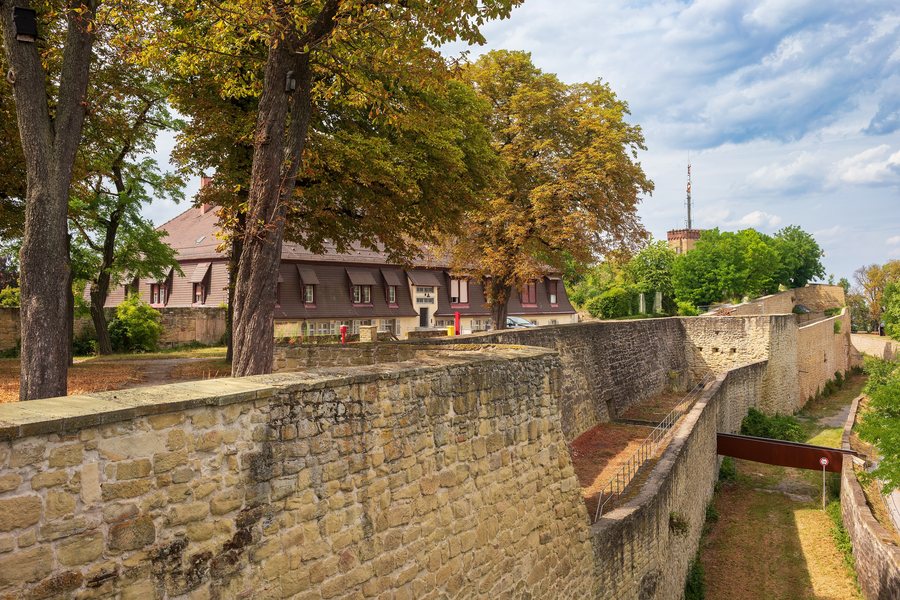 Asperg - Hohenasperg - Wälle - Blick vom Turm Hügelsburg auf Ostwall und Zeughaus (1)