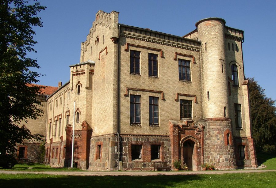File:Moltzow castle.jpg