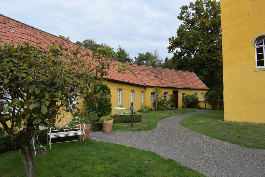 File:Schloß Holte - Schloss - Innenhof.jpg