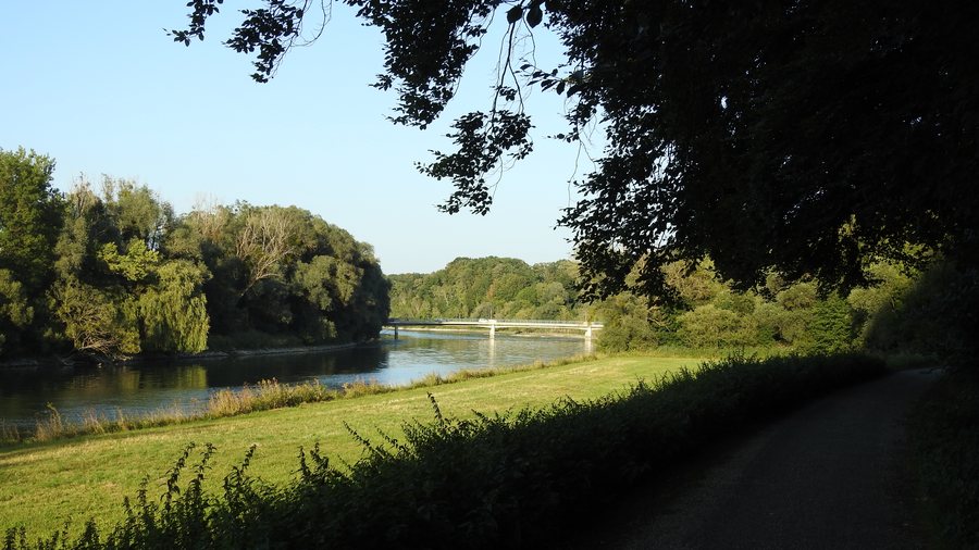 File:Loiching, DGF - Isarradweg - Isarbrücke Hauptstr v W.jpg