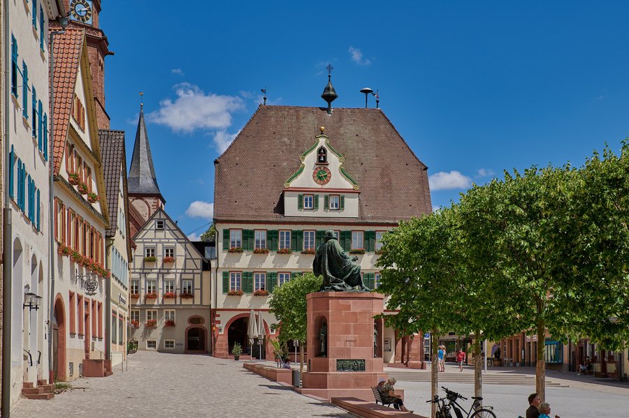 File:Marktplatz, Rathaus, Keplerdenkmal Weil der Stadt 20220625 0018.jpg
