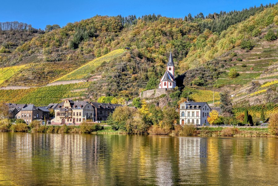 File:Hatzenport, Historischer Ortsbereich und Weinberge mit Pfarrkirche Sankt Johannes.jpg