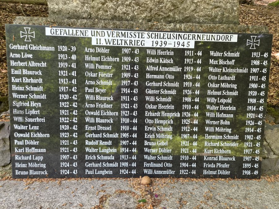 File:War memorial Schleusingerneundorf 4.jpg