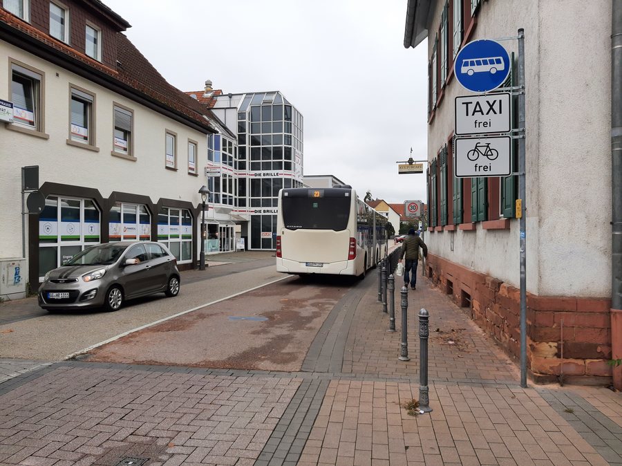 File:Groß-Gerau - Am Marktplatz, Busspur.jpg