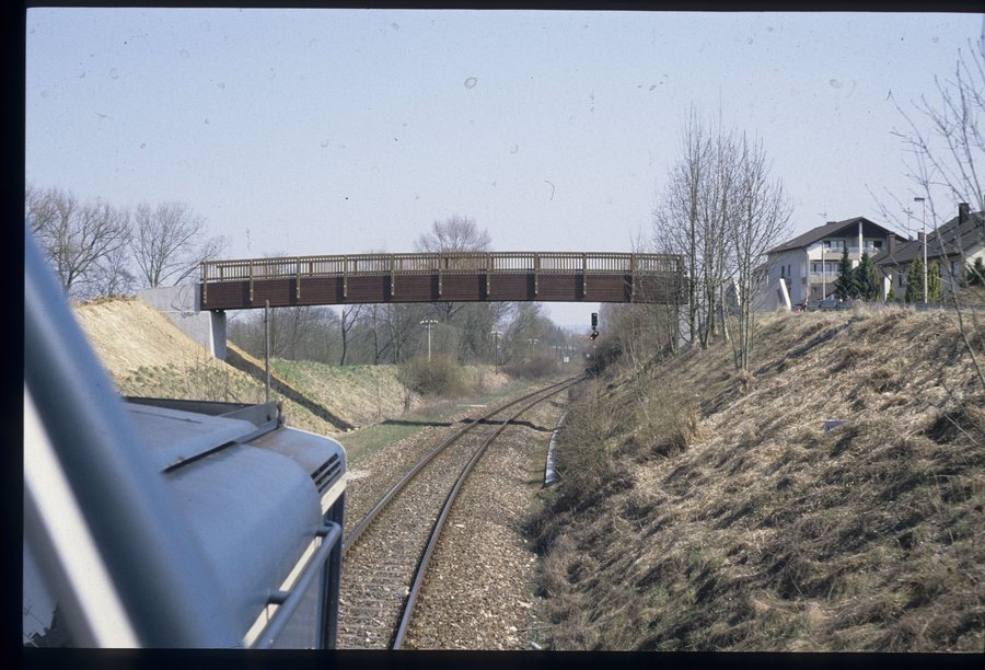 File:Fußgängersteg zwischen Leingarten West + Leingarten - LABW - Staatsarchiv Ludwigsburg (PL 723 DK 8-158).jpg