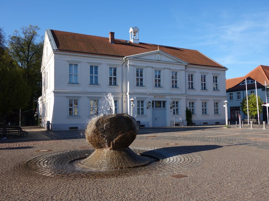 File:Rathaus und Marktplatz in Pritzwalk 2017 SW.jpg