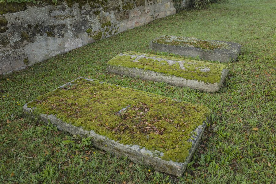 File:Friedhof Rentweinsdorf - Drei Grabmäler südlich neben zwei Kreuzen.jpg
