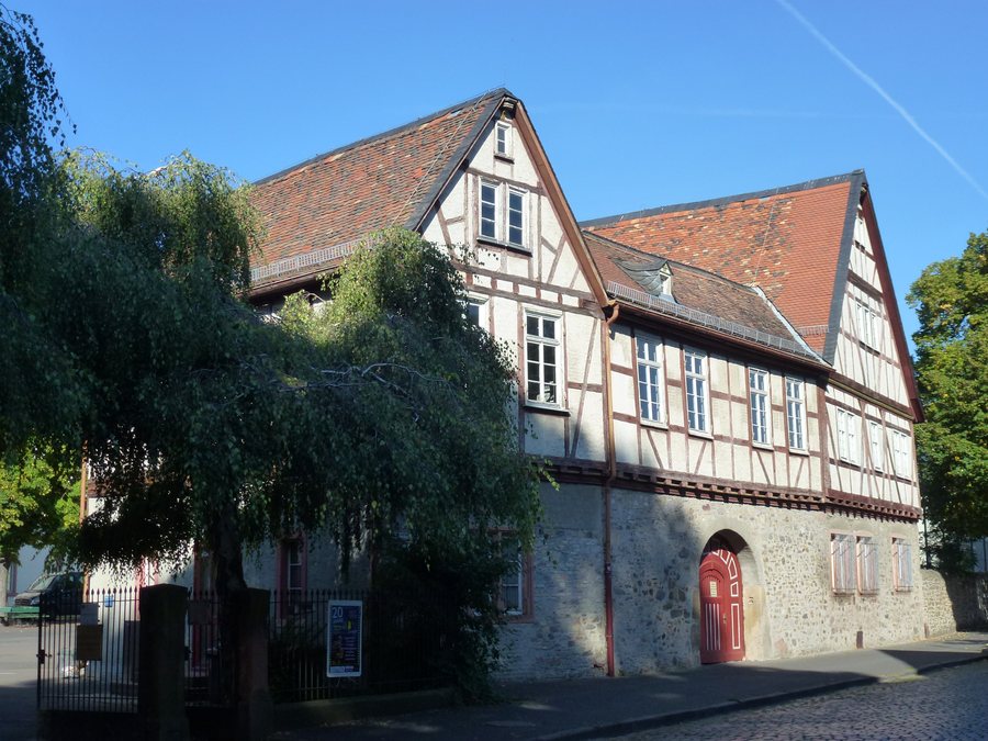 File:Friedberg Hessen - Burg Friedberg Burgmannenhaeuser.JPG