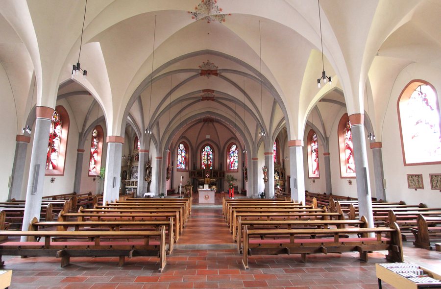 File:Mettendorf (Eifel); katholische Pfarrkirche St. Margaretha g.jpg