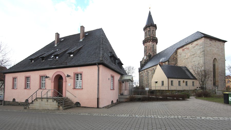 Gemeindehaus und Stadtkirche in Neustadt bei Coburg