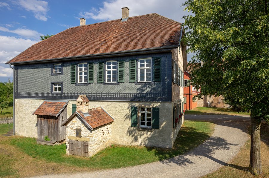 File:Hohenloher Freilandmuseum - Baugruppe Hohenloher Dorf - Schulhaus aus Satteldorf