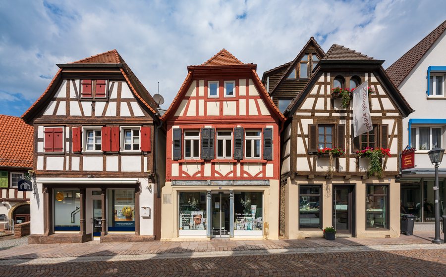 File:Bretten - Altstadt - Melanchthonstr. 32, 34, 36 - Ansicht von SSW (1).jpg
