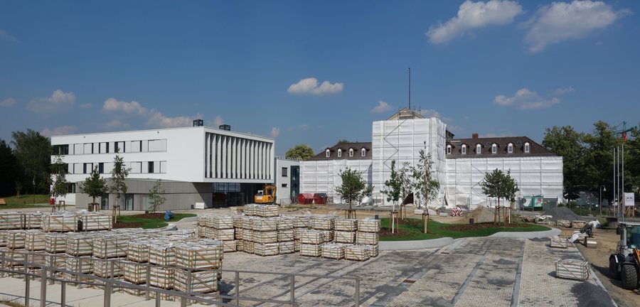 File:Rathaus-Komplex in Hohen Neuendorf 2019 WSW.jpg