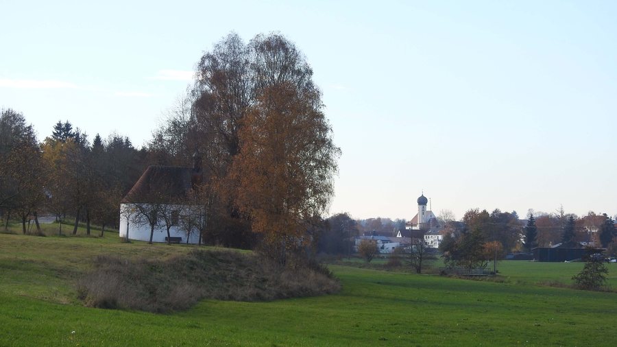 File:Hilgertshausen-Tandern, DAH - Brünnlkapelle, Hilgertshausen v O, Ilmtal.jpg
