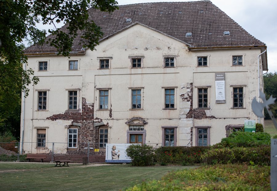 File:Domäne Herrenhaus Neustadt.jpg