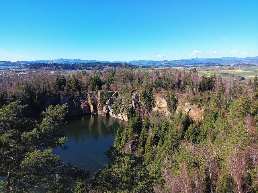 File:Steinbruchsee Büchlberg.jpg