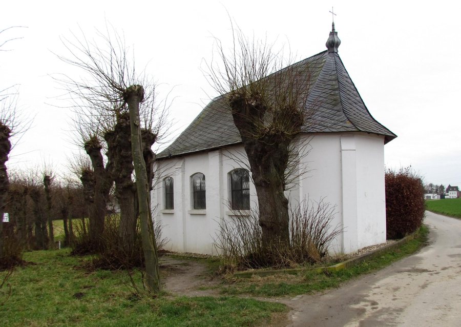 File:Heinsberg Klosterhofkapelle Seitenansicht.jpg