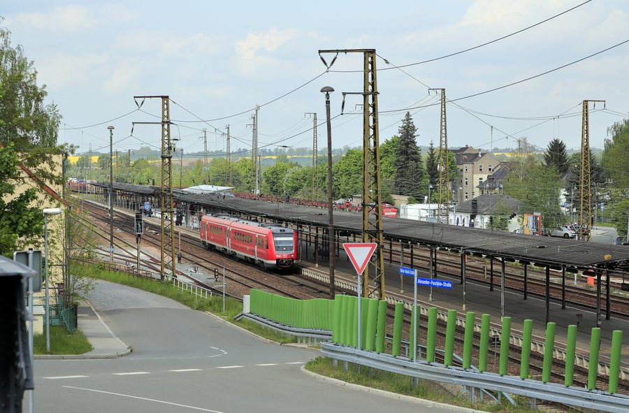 File:J28 643 Bf Gößnitz, Inselbahnsteig.jpg