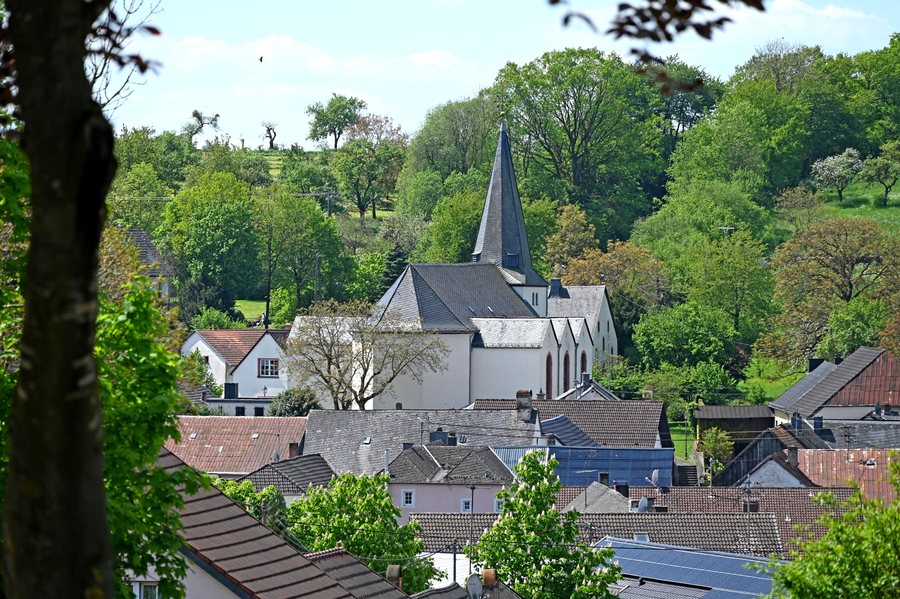 Oberkail, Ortskern mit Pfarrkirche St. Michael von Nordosten