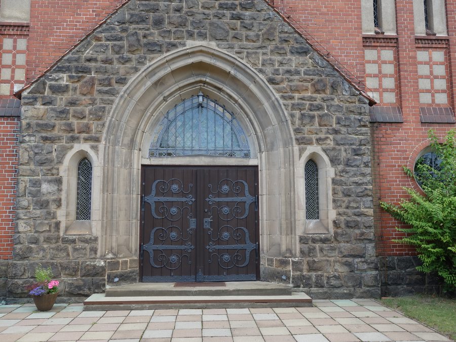 File:Catholic church Großräschen 2016 portal E.jpg