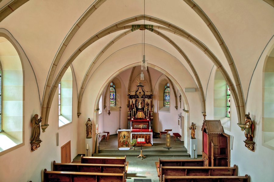 File:Gering, Katholische Kapelle St. Nikolaus, Innenraum.jpg