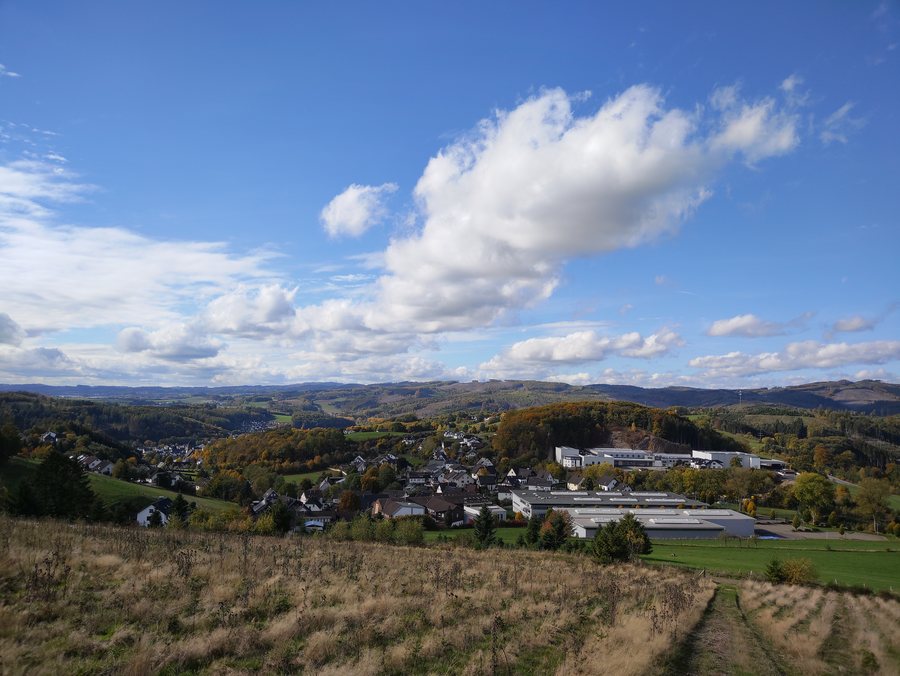 File:Finnentrop - Weringhausen, Ortslage von Südosten.jpg