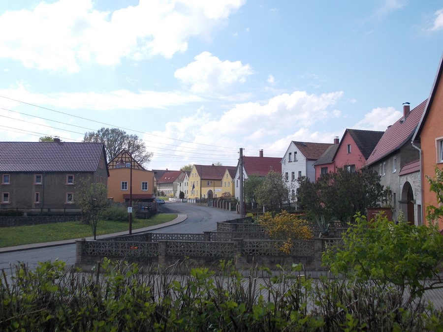Dorfstrasse in Königshofen, Heideland
