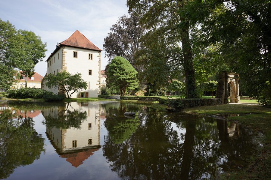 File:Neckarbischofsheim - Altstadt - Altes Schloss - Ansicht von WNW über den Schlossteich (1).jpg