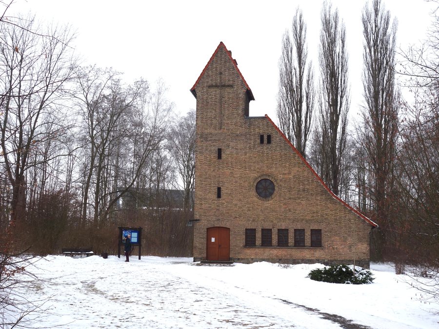 File:Kreuzkirche Schulzendorf 2021 ESE.jpg