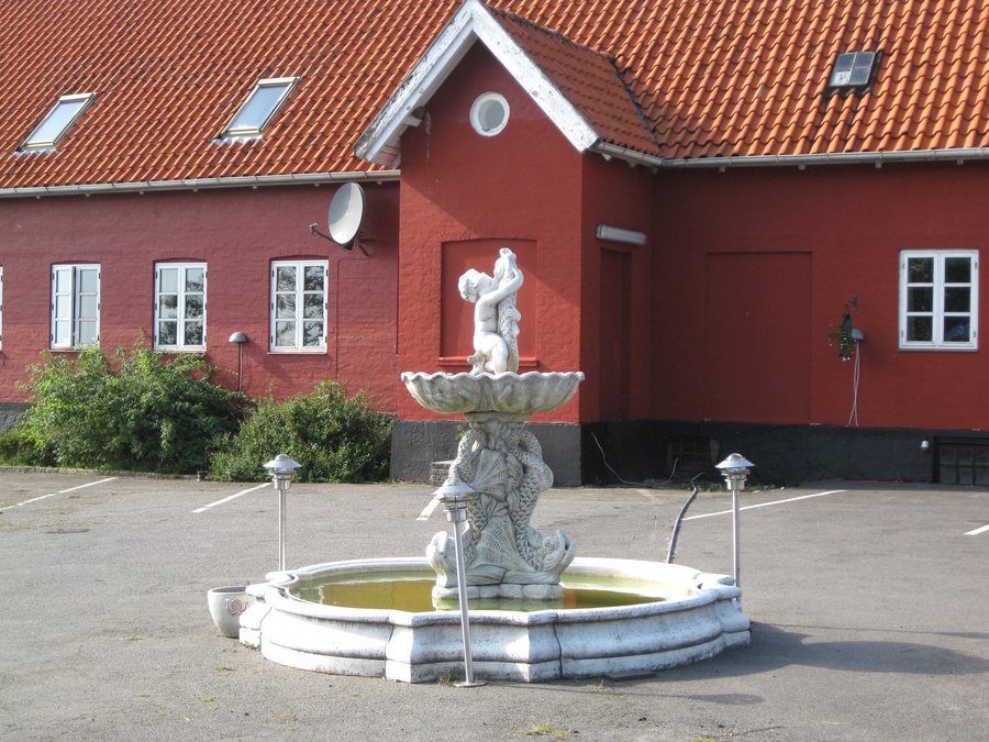 File:Bornholm - Aarsballe - springvand.jpg
