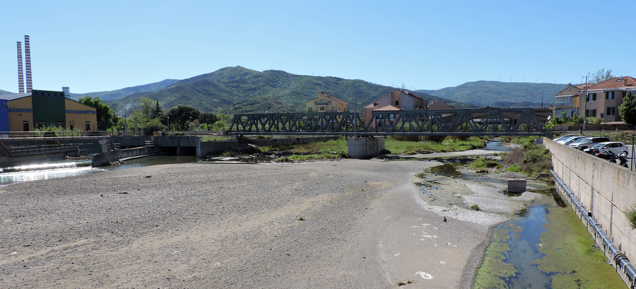 Torrente Quiliano zwischen Zinola und Vado mit Eisenbahnbrücke