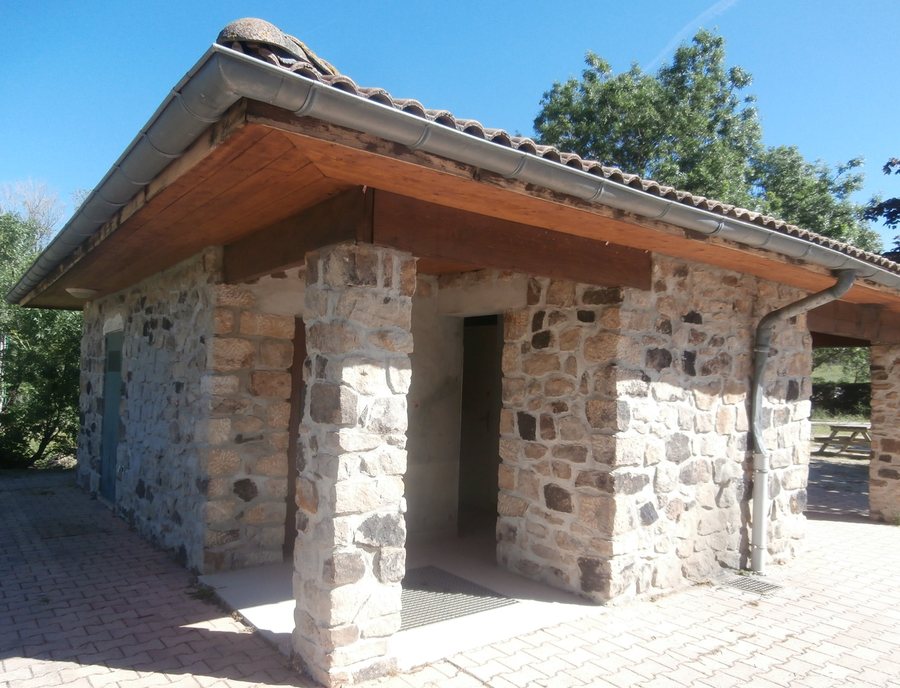 File:Toilette publique Veyras (Ardèche).jpg