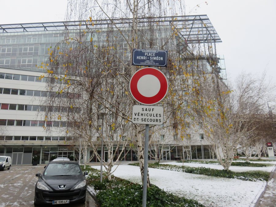 File:Caluire-et-Cuire - Place Henri-Siméon.jpg