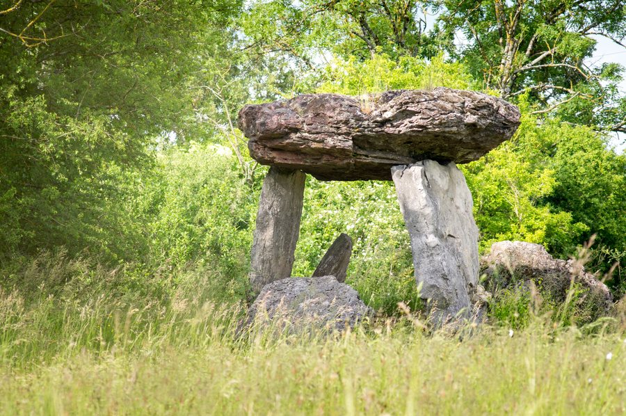 File:Ginouillac Dolmen des Cloups.jpg
