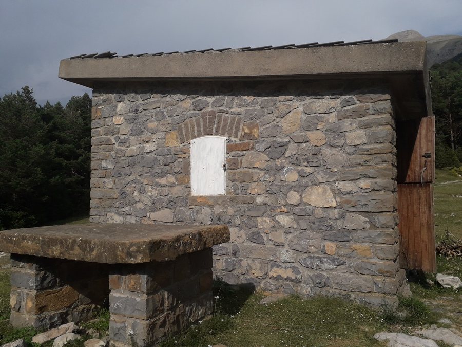 File:Refugio de Santa Isabel de Saravillo 20210720 175857.jpg