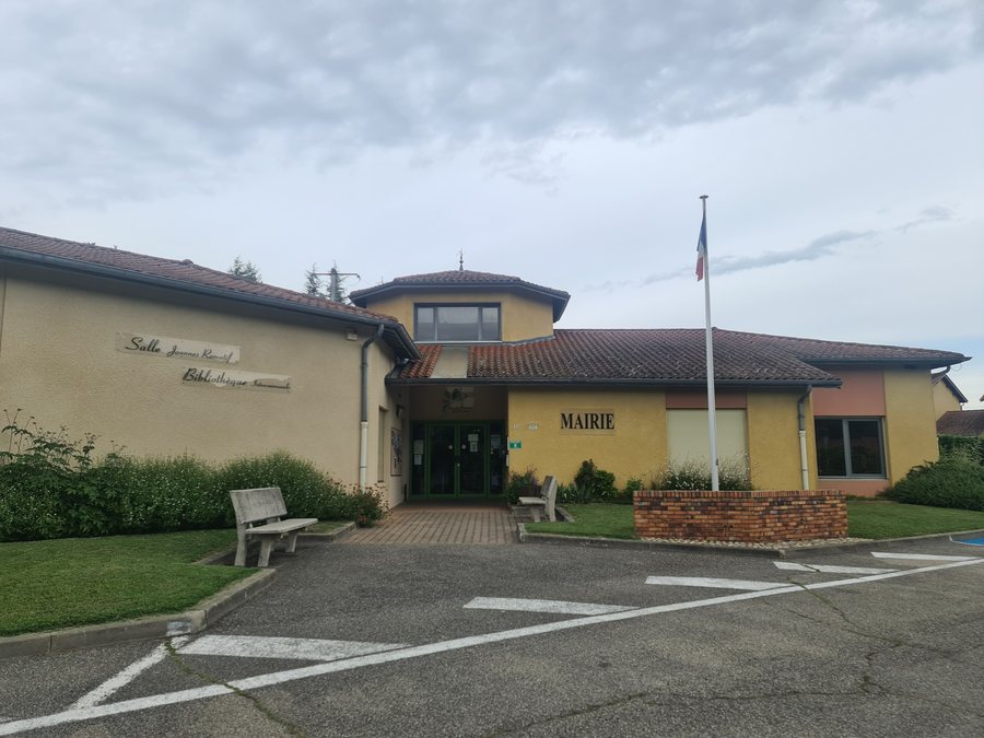 File:Mairie de Saint-Romain de Surieu.jpg